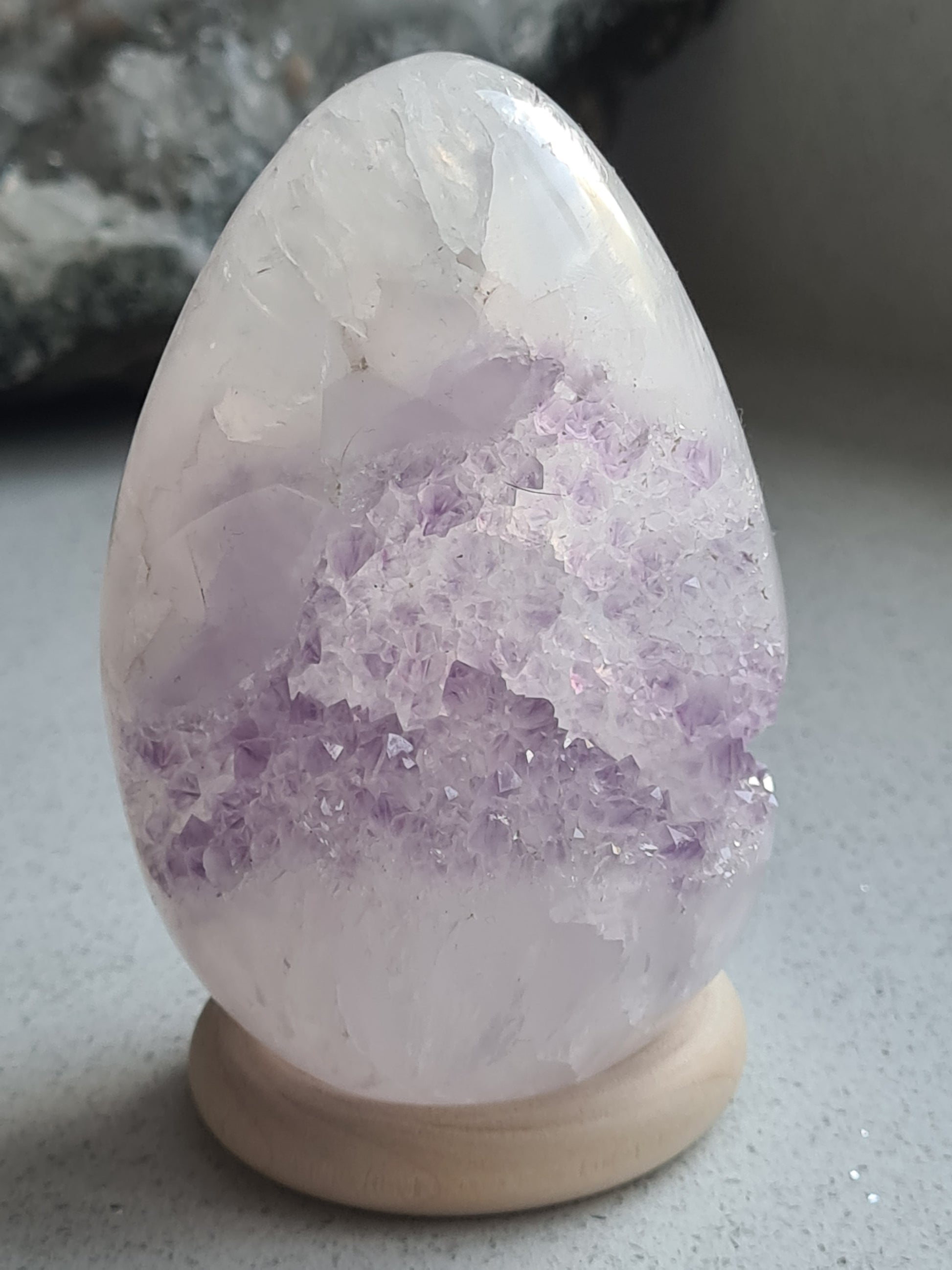 A quartz egg with central druzy amethyst mouth. Reference Tt
