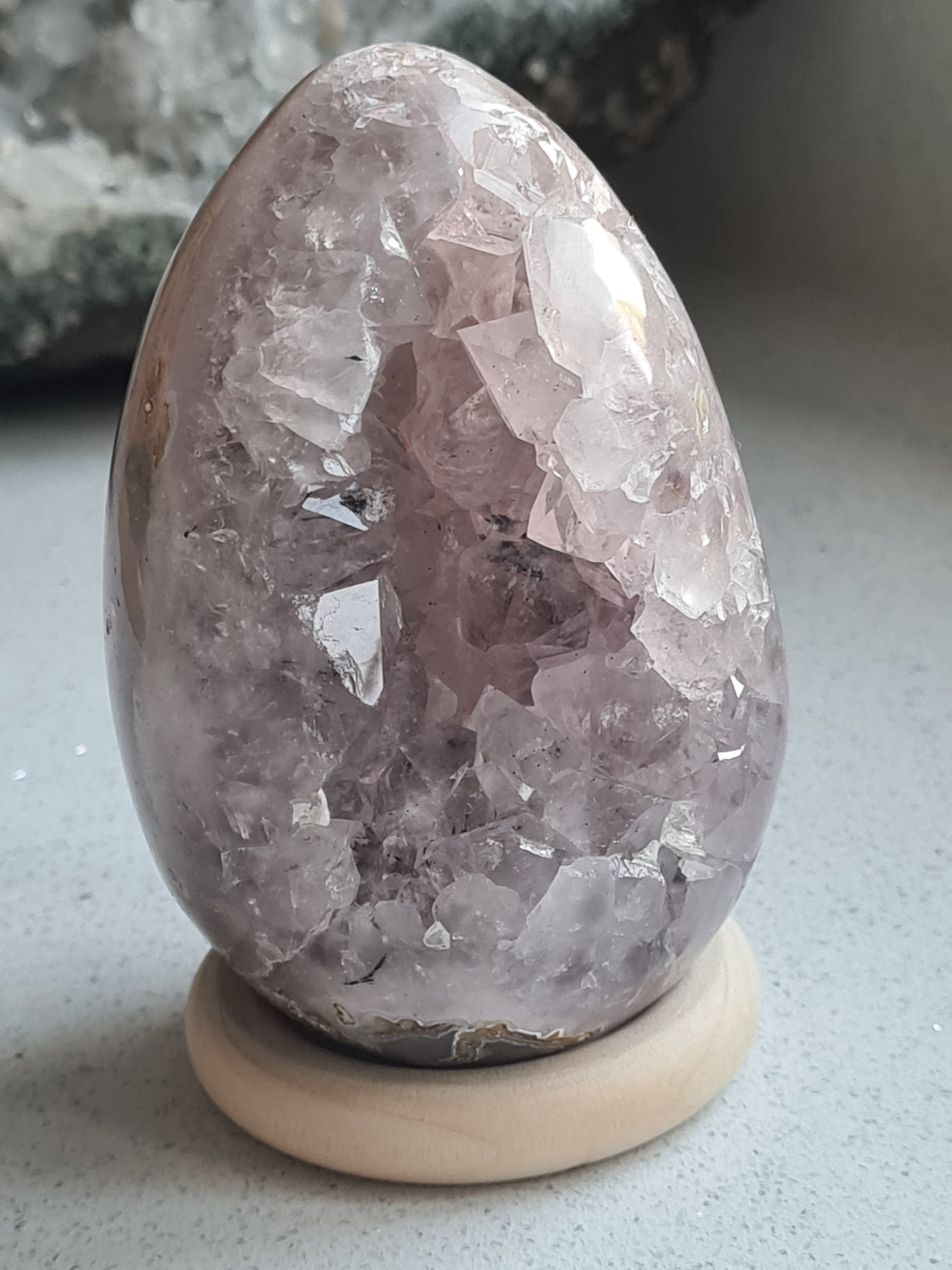 Polished quartz and amethyst cluster egg with subtle smoky quartz colour. Reference AR