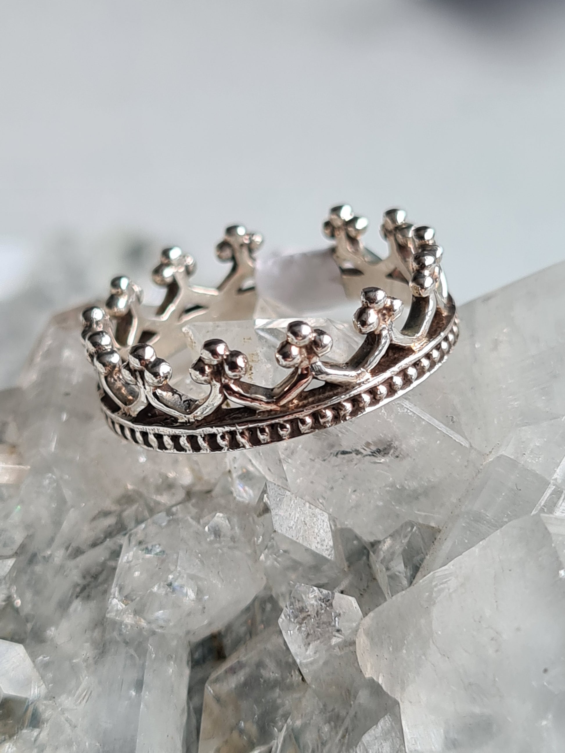 A beaded crown design ring in sterling silver Size P