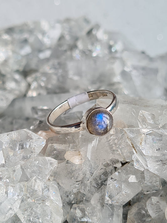 A single stone labradorite set ring, with a round cabochon blue flash labradorite in 925 sterling silver. Ring size UK M